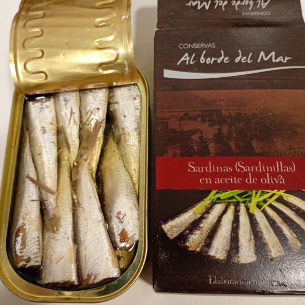 SARDINILLAS EN ACEITE DE OLIVA AL BORDE DEL MAR